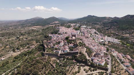 vista circular aérea del castillo y la ciudad