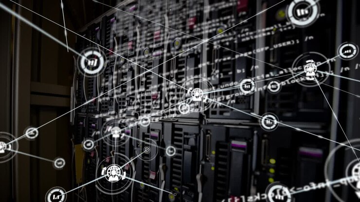 Animation af databehandling og medieikoner over et serverrum