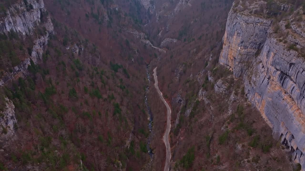 Terreno accidentado rodea la carretera cerca de Villard-de-Lans en una toma aérea