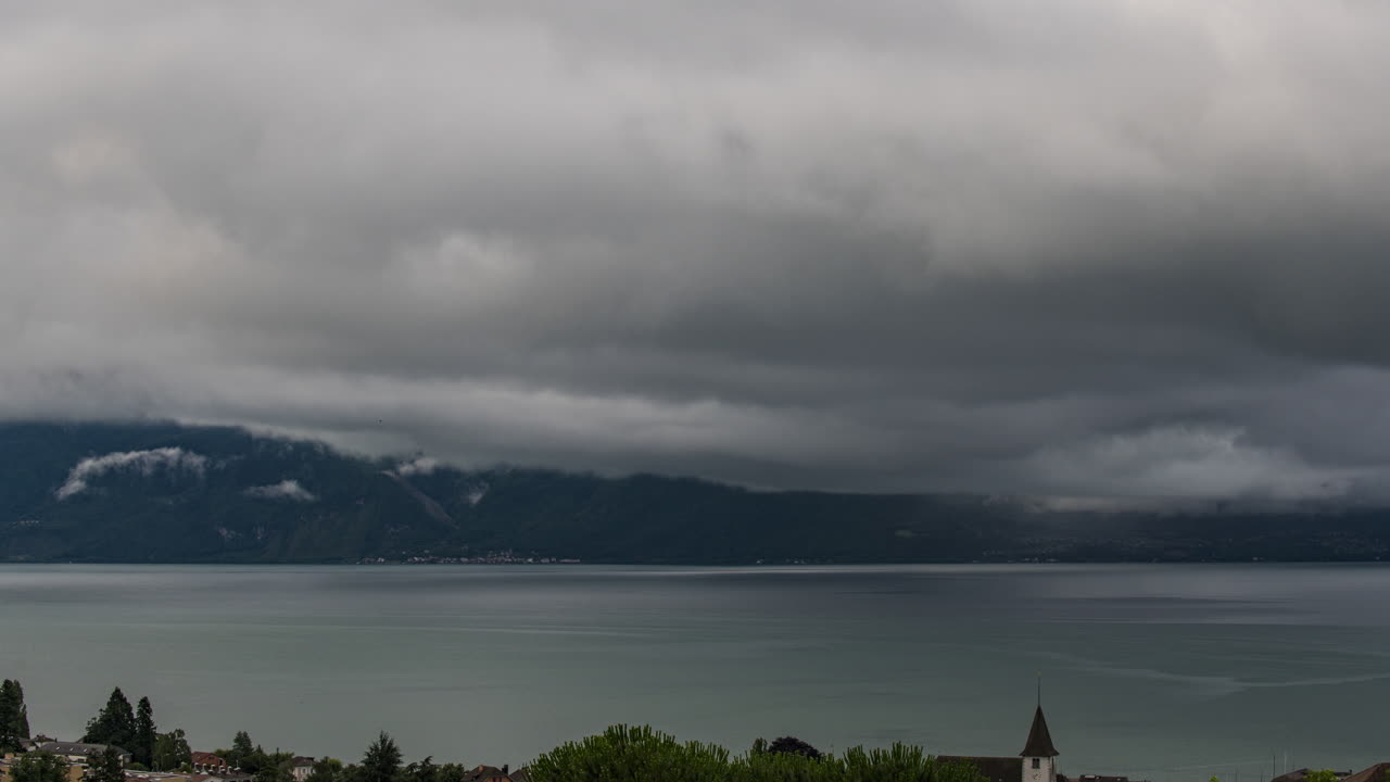nublado sobre el lago de ginebra cerca de la ciudad de lutry en suiza