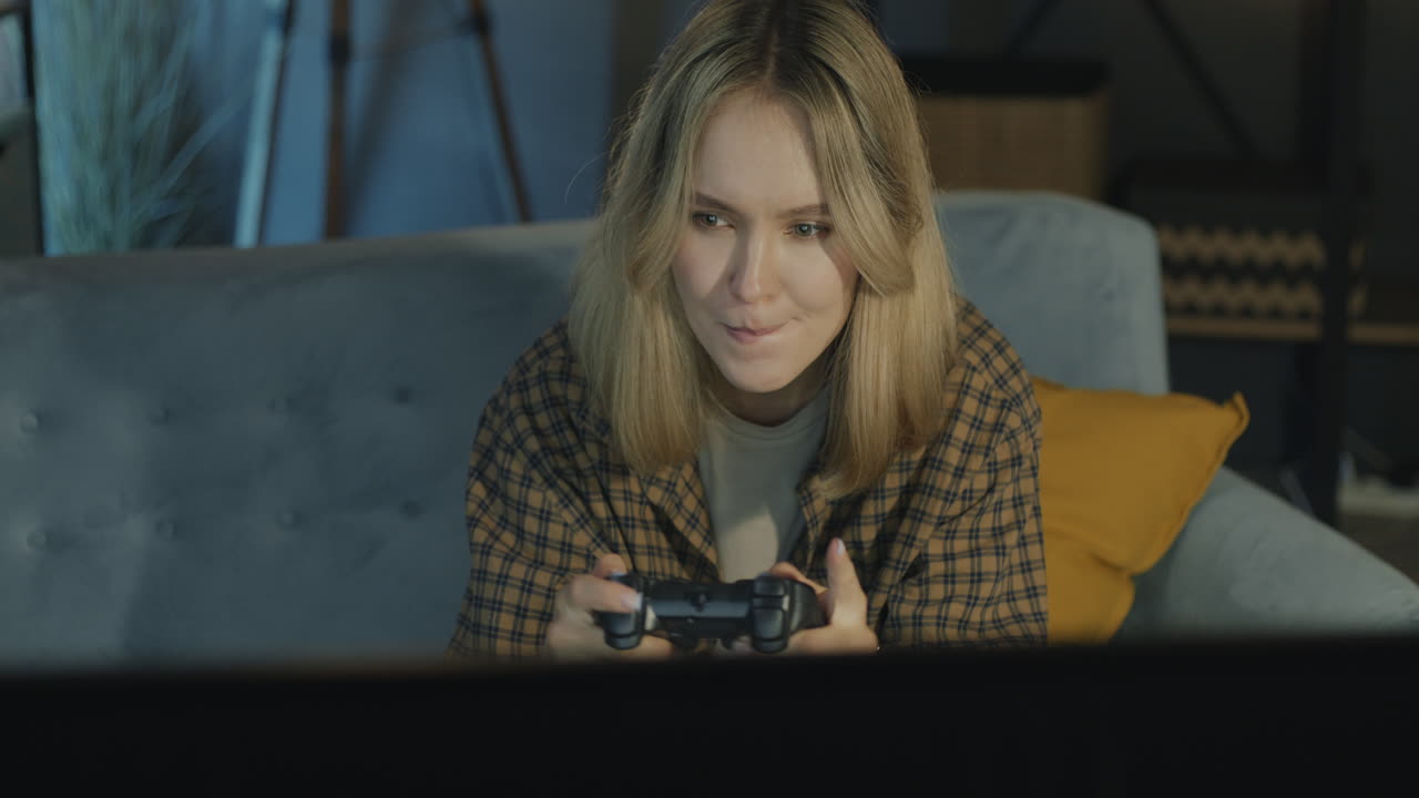 mujer jugando videojuegos en el sofá