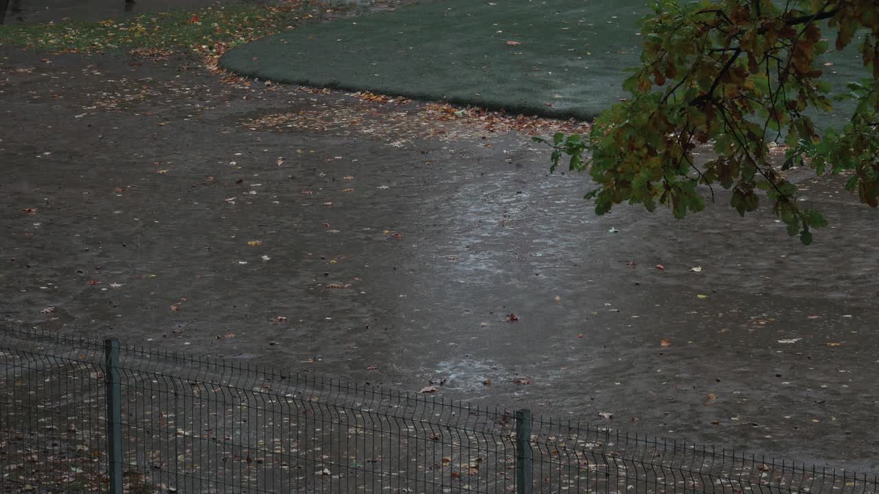 비가 오는 동안 빈 어린이 놀이터의 공중 정적 샷