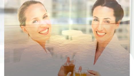 mujeres sonrientes sosteniendo bebidas sobre la animación serena del océano
