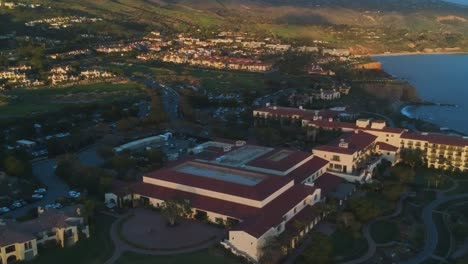 Vista-De-Dron-Por-La-Tarde-Desde-La-Costa-Y-Su-Vida-En-Palos-Verdes-Estates,-California