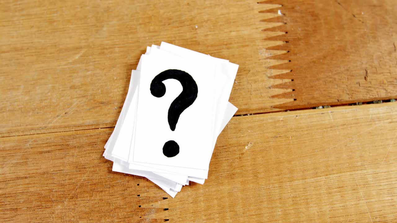 테이블 위에 질문표 어리