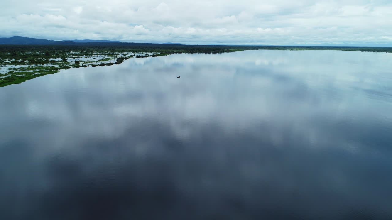 video aéreo acercándose a un bote en un área inundada en pantanal, brasil