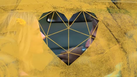 pareja caucásica besándose en el coche aunque el primer plano en forma de corazón amarillo