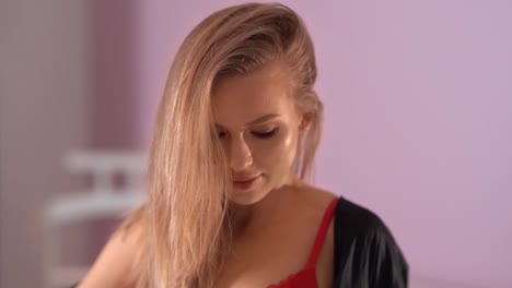 chica sexy en lencería bailando en el dormitorio