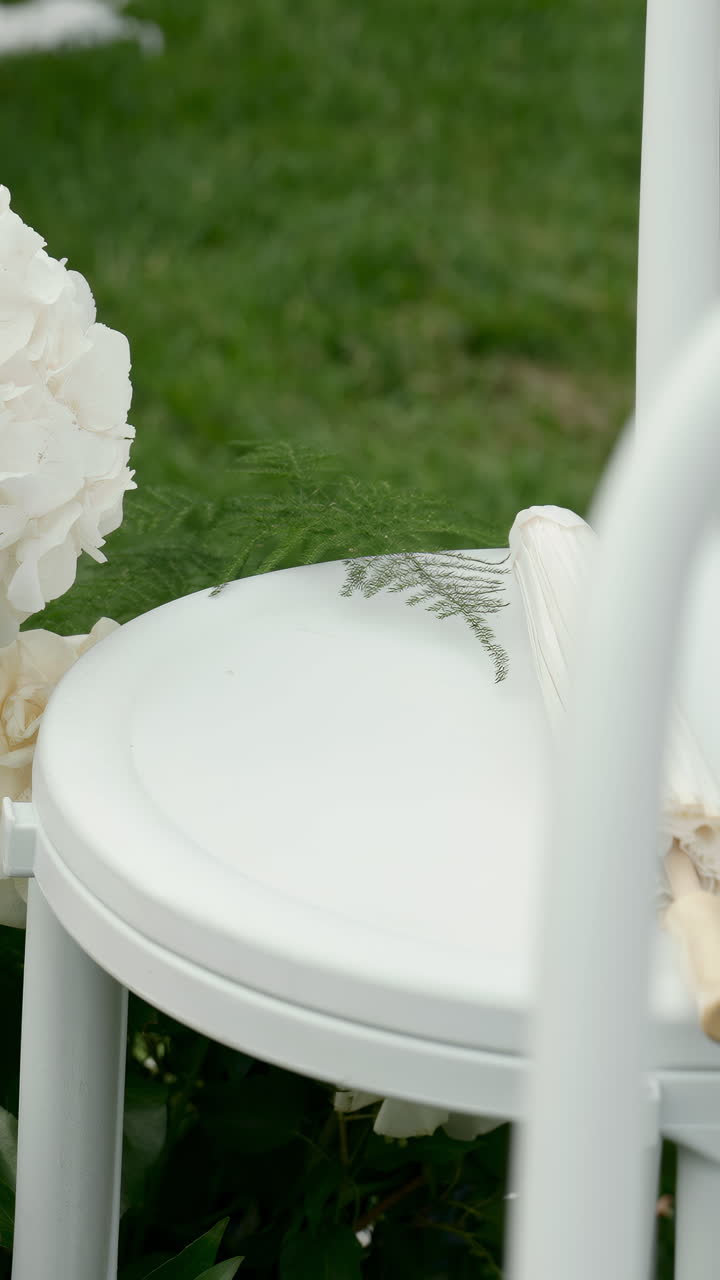 Decorazioni per matrimoni con sedia bianca e ombrello