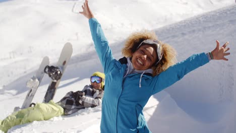 Esquiadora-Exitosa-Junto-Al-Hombre-En-La-Nieve