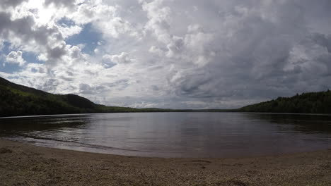 Schoodic-Beach-Im-Bundesstaat-Maine,-Panorama-Zeitrafferaufnahmen-Im-Frühling-Mit-Sich-Schnell-Bewegenden-Wolken-Vor-Einem-Klaren-Blauen-Himmel