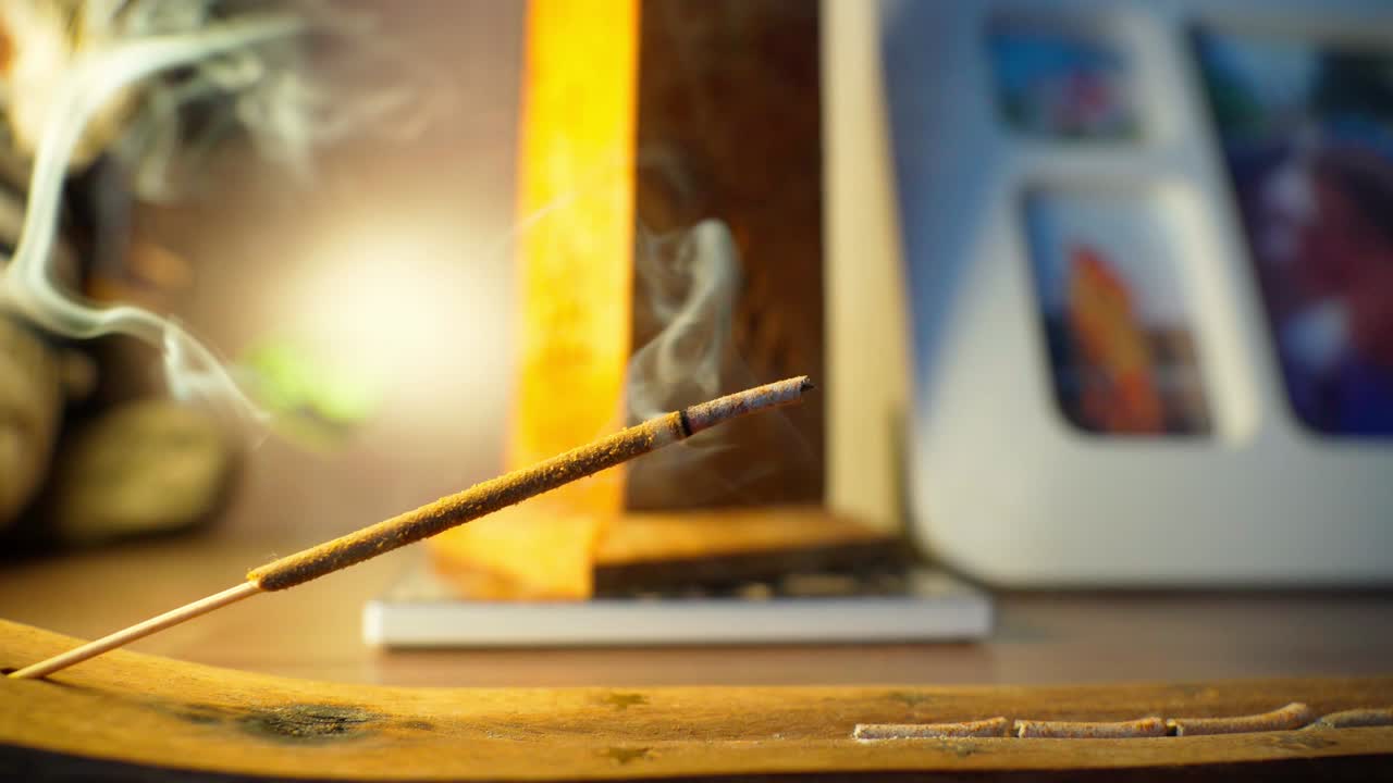 불을 향해 불타는 향기 막대기, 선택적인 초점, 배경 흐릿한 효과