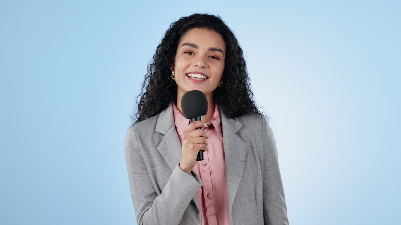 Sorriso, microfone e notícias com uma apresentadora