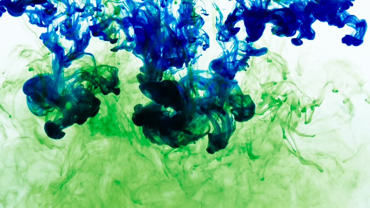4k de imágenes de tinta de colores verde y azul cae en el agua, fondo abstracto aislado. verter tinta en el agua. mezcla de pintura submarina. giros lentos de tinte psicodélico, explosión de humo de colores. salpicaduras, líquido flotante