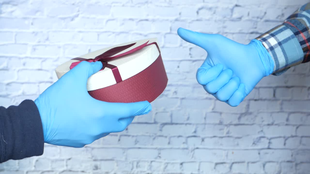 intercambio de regalos con guantes