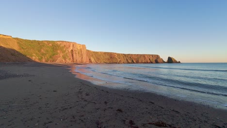 Goldene-Klippen-Und-Sand-Letzte-Strahlen-Am-Ballydwane-Beach,-Kupferküste,-Waterford,-Irland,-An-Einem-Hellen-Tag-Mitten-Im-Winter