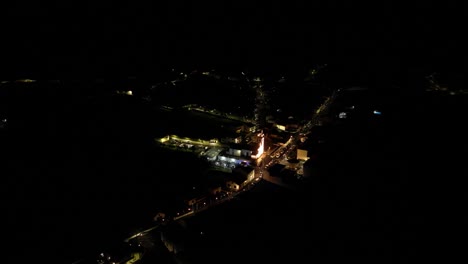 부활절 축하 행사를 위해 교회 위에서 불꽃놀이가 폭발합니다.
