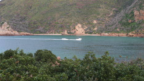 un hermoso día de verano con vistas a las cabezas de knysna desde un mirador con barcos que entran y salen del océano índico