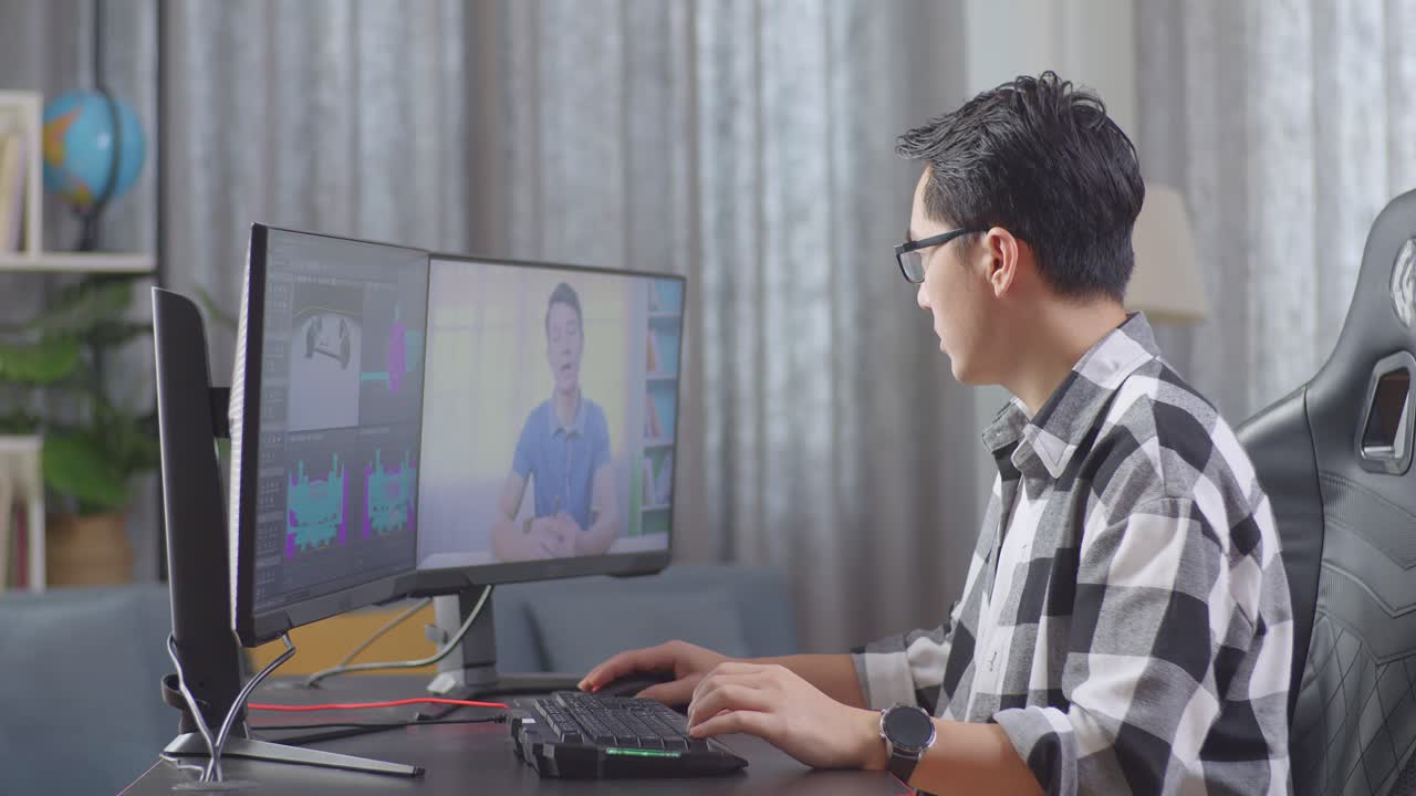 가정에서 컴퓨터로 일하는 남자, 비디오 컨퍼런스 및 온라인 학습 세션에 참여하는 남자