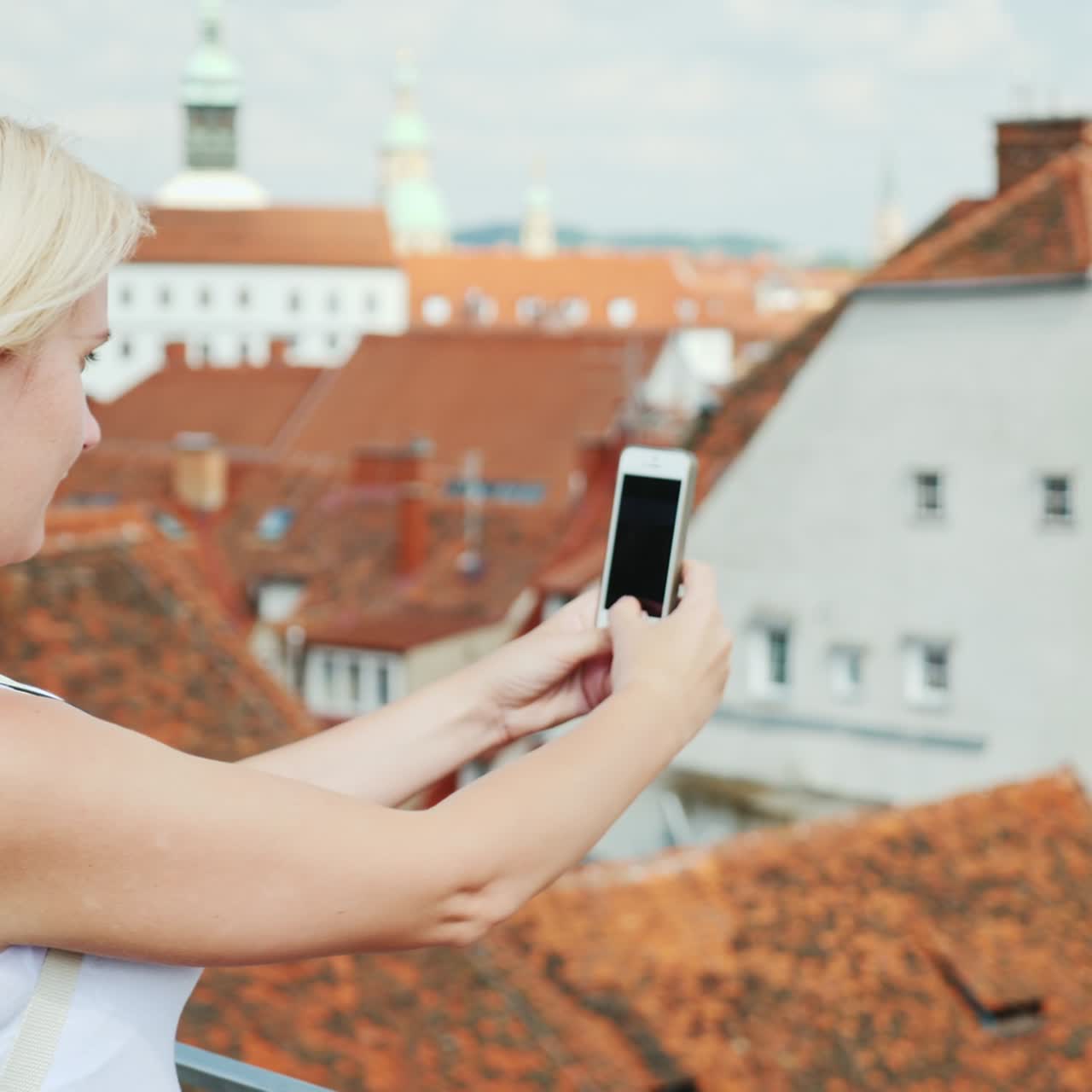 una mujer turista toma fotos de la parte antigua de la hermosa ciudad de graz