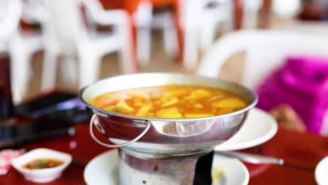 delicioso plato de curry en un restaurante de cangrejo