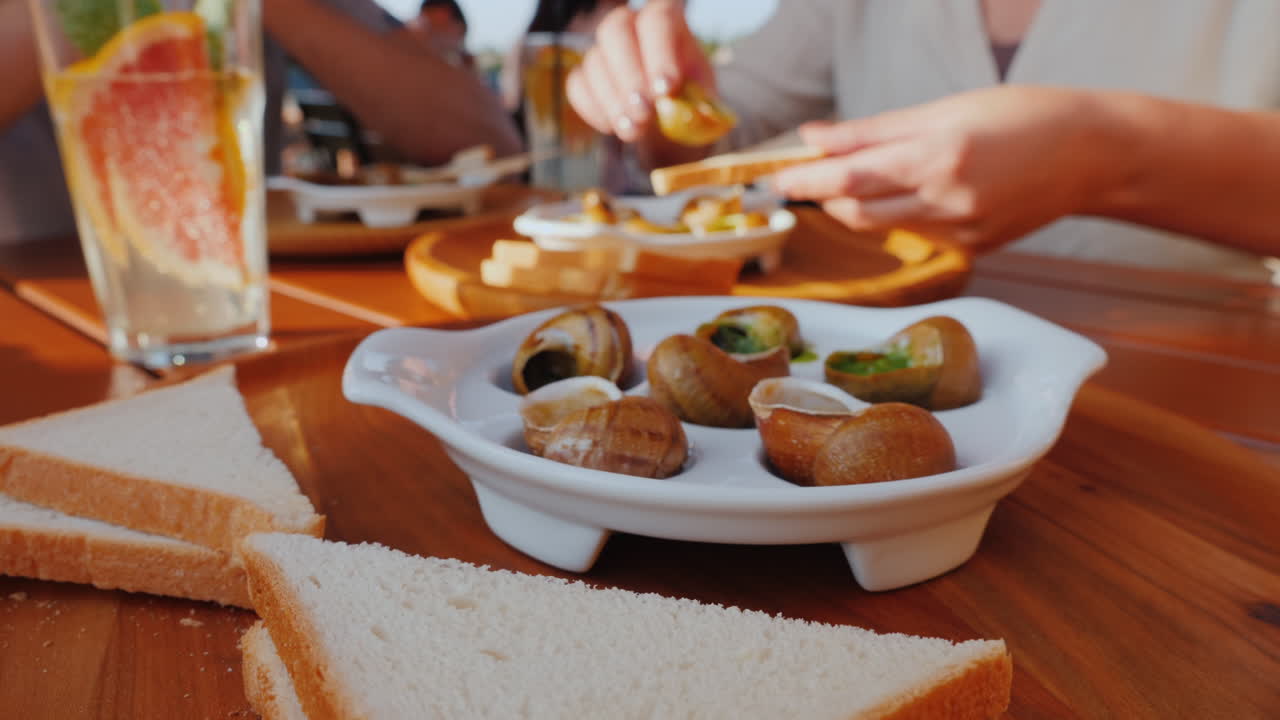un hombre come un plato exquisito de caracoles 1