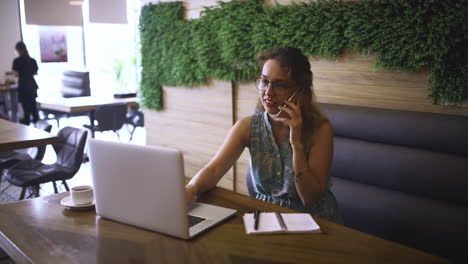 Una-Mujer-Joven-Usando-Una-Computadora-Portátil