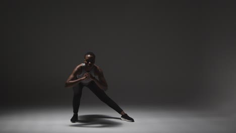 Foto-De-Estudio-De-Una-Mujer-Joven-Con-Ropa-De-Gimnasio-Calentándose-Para-El-Ejercicio-4