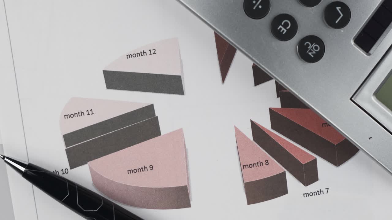 girando el gráfico rojo, la pluma y la calculadora. fondo de negocios. primer plano. con espacio para el diseño