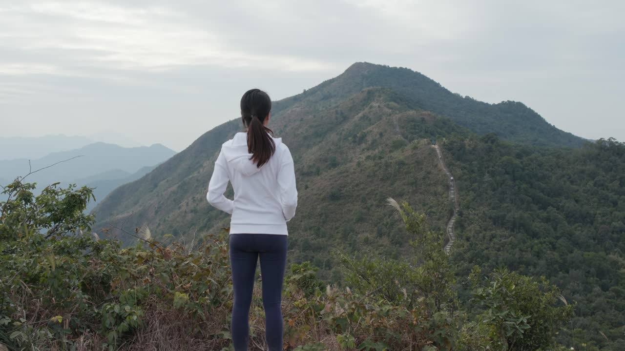 vista trasera de una mujer deportiva