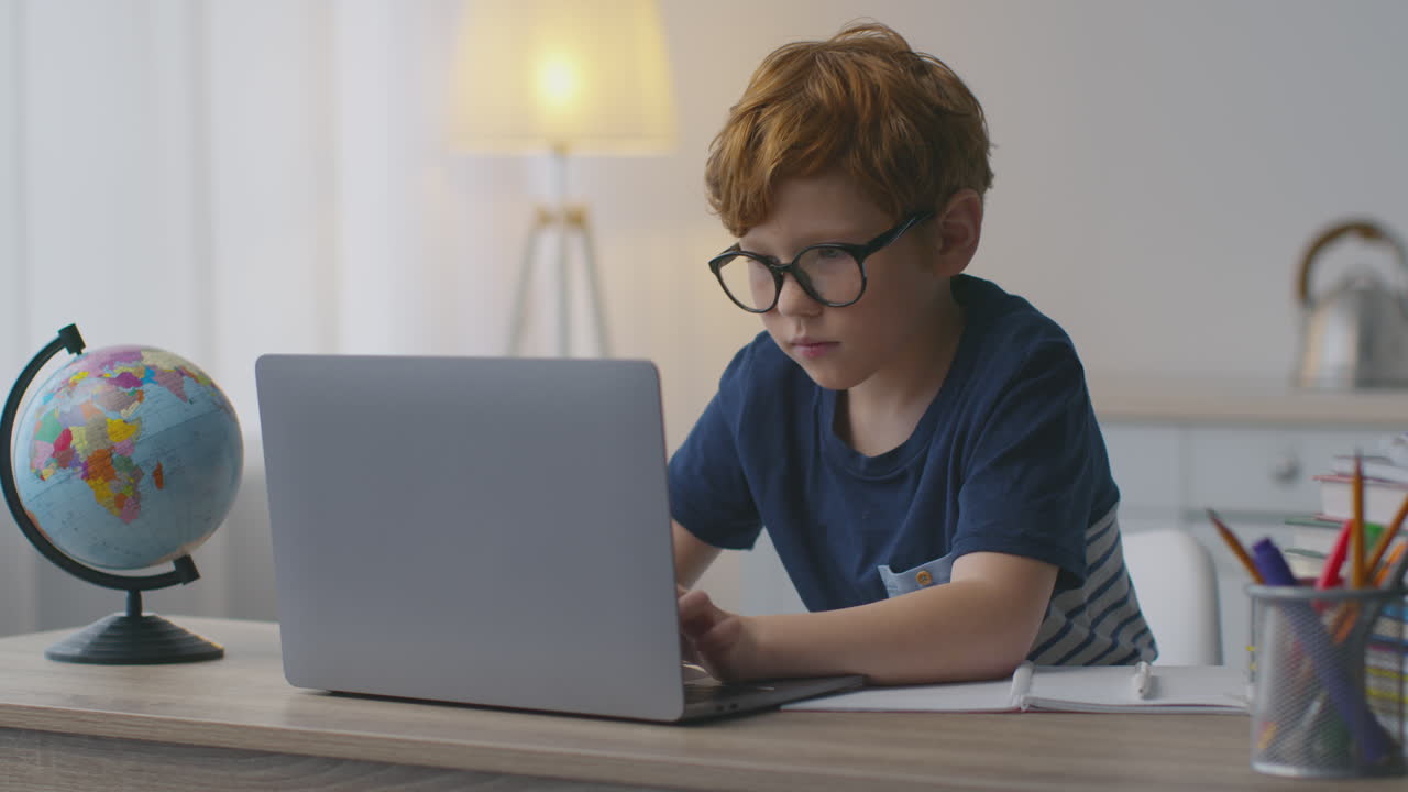 niño estudiando en la computadora portátil