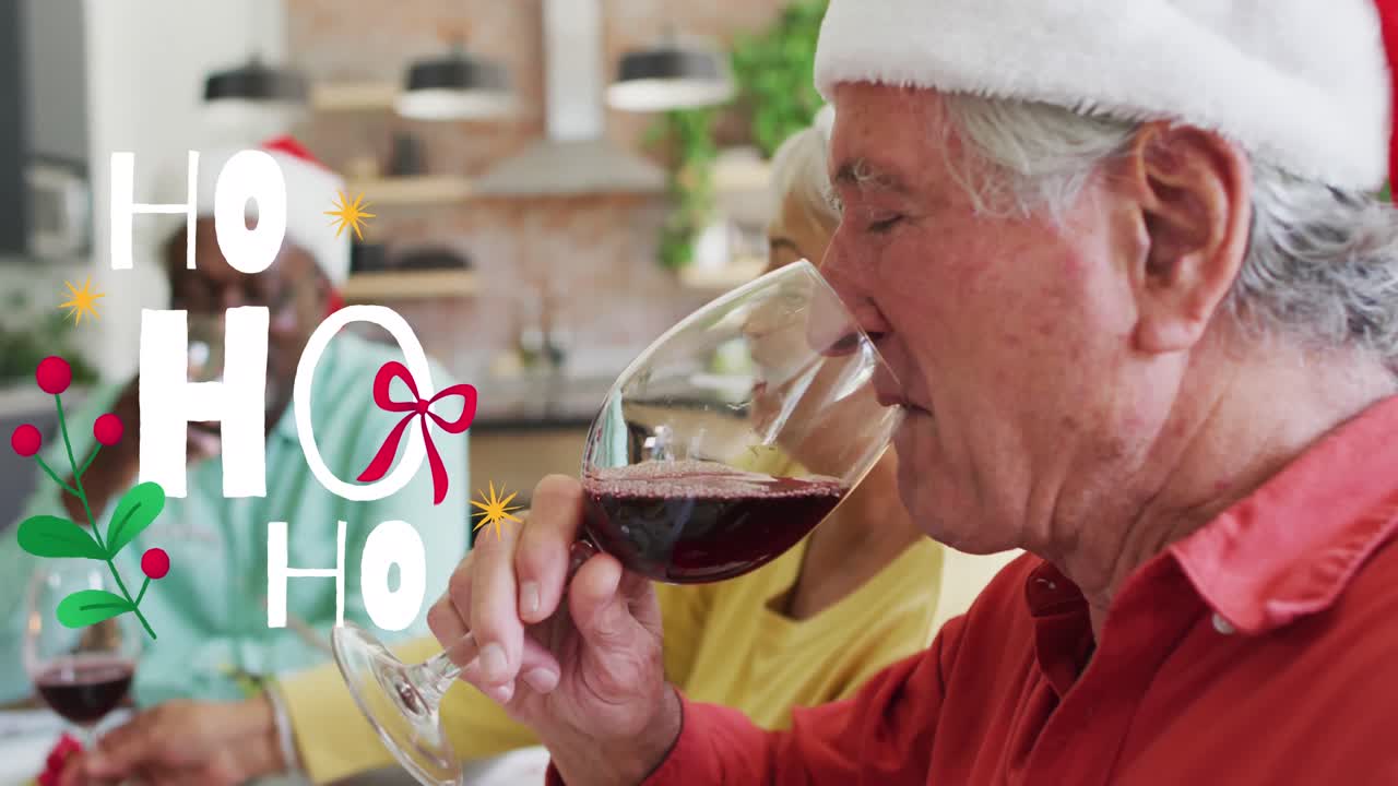 크리스마스 축하 문자의 애니메이션 크리스마스 식사 테이블에서 시니어 다양한 친구들