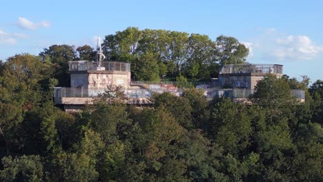 Erstaunliche-Luftaufnahme-Von-Oben,-Flug-Flakturm-Humboldthain-Bunker-2.-Weltkrieg,-Berlin-Mitte-Sommer-2023