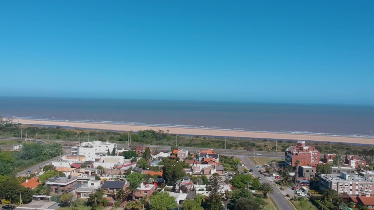 Weg langs kustlijn en strand