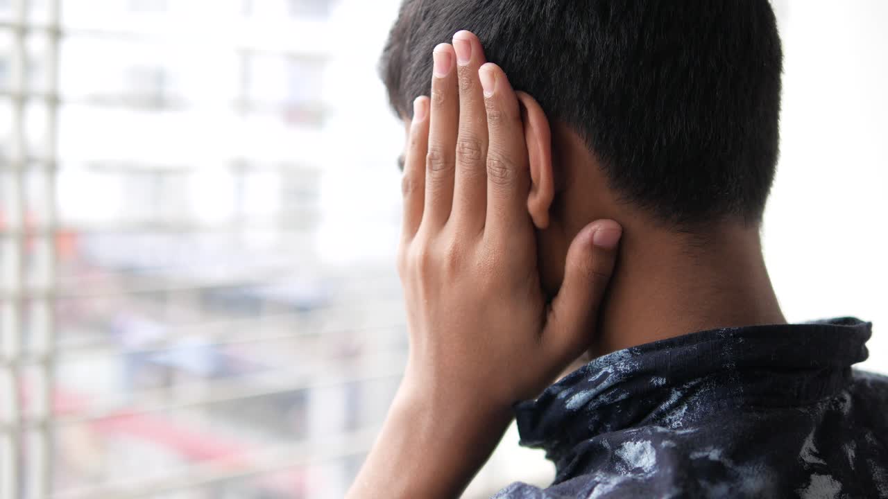 niño sosteniendo su oreja