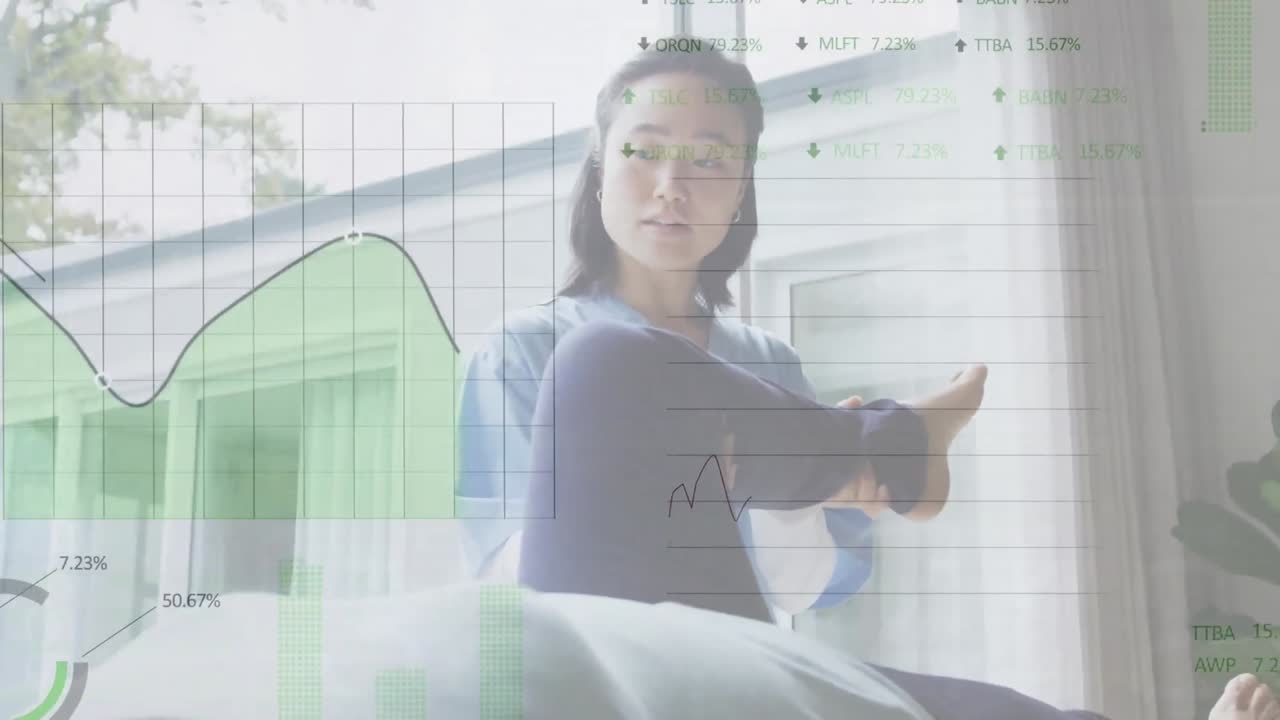 환자와 함께 아시아 여성 의사에 대한 데이터 처리의 애니메이션