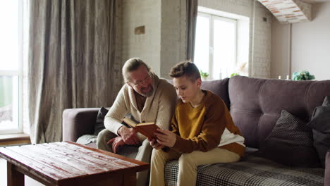 Kaukasischer-Mann-Und-Junge-Im-Wohnzimmer