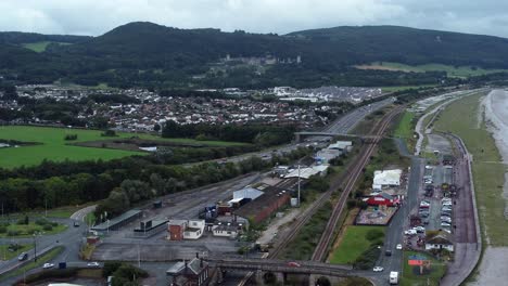 Alte-Abergele-Pensarn-Küstenstadt-Nordwales-Berg-Luftbild-Heranzoomen-Auf-A55-Schnellstraße