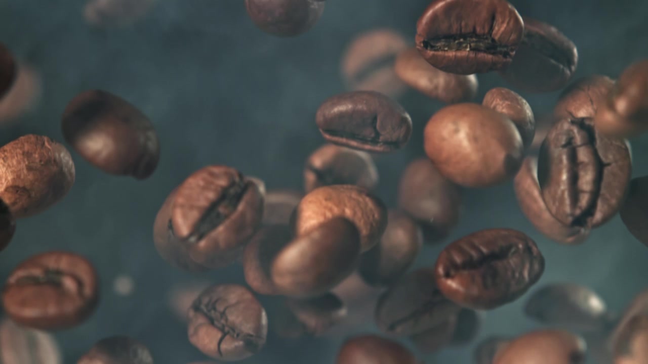 Slowmotion af friskristede kaffebønner, der falder