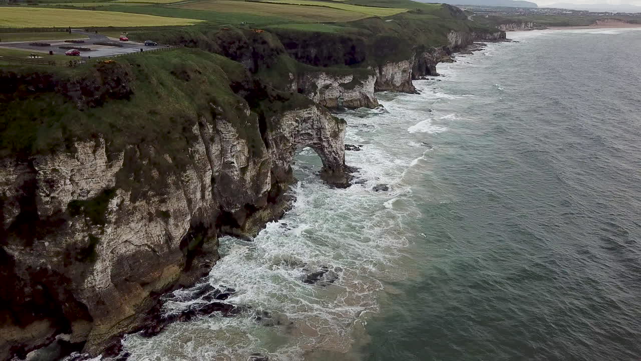 vista aérea cinematográfica de la costa cerca del castillo de dunluce
