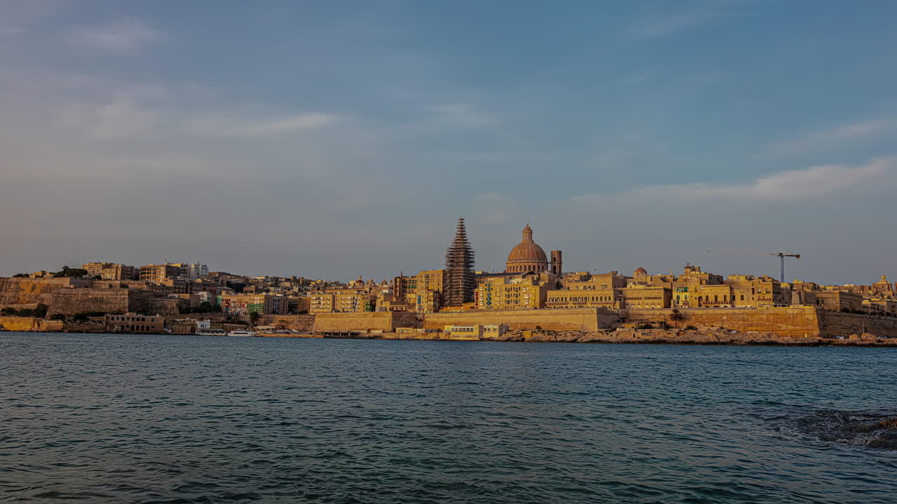vista del mar de la ciudad antigua de valletta en malta, timelapse