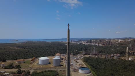 apagó la refinería y voló alrededor del refractor con el océano detrás de todo este metal oxidado