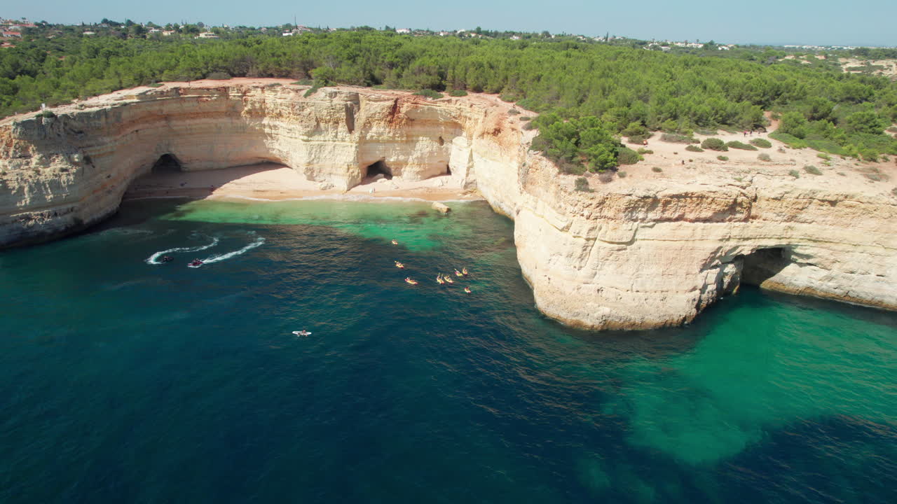 은 날에 베나길 마을의 해안과 그 바위 형성의 환상적인 공중 풍경
