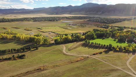 Eine-Pfanne-Entlang-Einer-Farm-In-Colorado