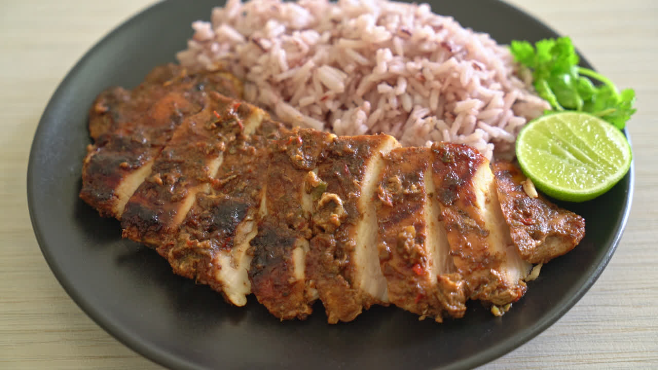 pollo picante jamaicano a la parrilla con arroz - estilo de comida jamaicana
