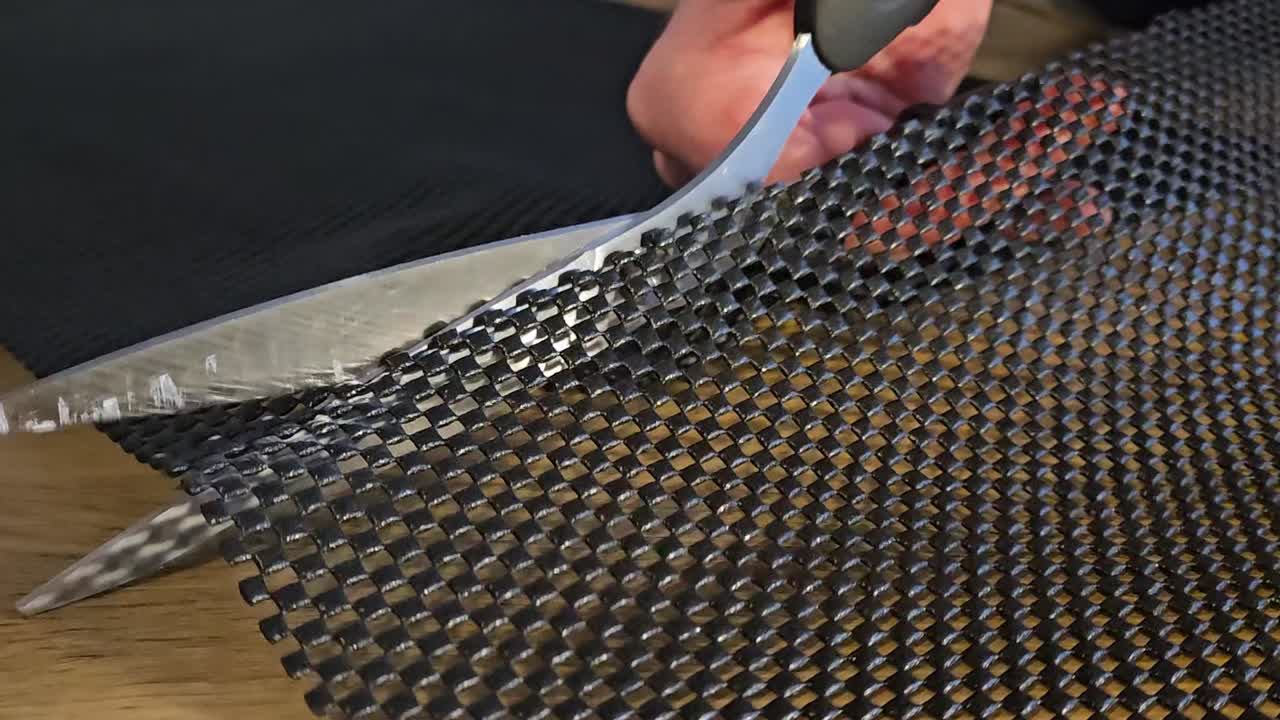 Saks klipper plastikmåtter på trægulv