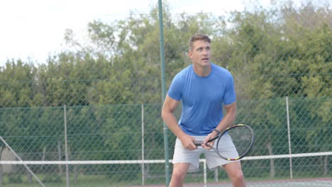 Tenista-Masculino-Caucásico-Devolviendo-La-Pelota-En-La-Cancha-De-Tenis-Al-Aire-Libre-En-Cámara-Lenta