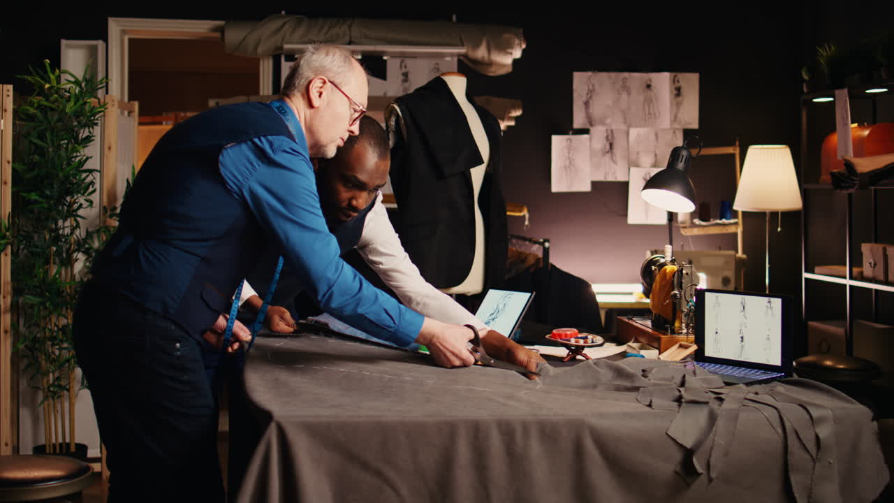 새로운 컬렉션에 대한 옷감과 학생의 작업