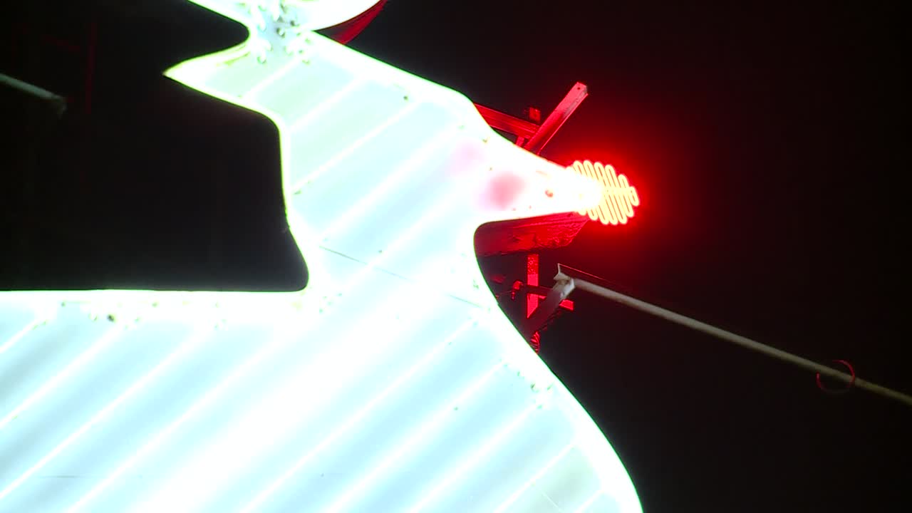 cerca de portland ciervo nariz roja rudolph letrero de neón en la noche