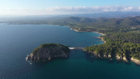 Klarer-Sonniger-Tag-Fort-De-Bregancon-Frankreich-Bormes-Les-Mimosas-Mittelmeer